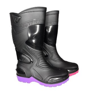 Bota Motera de agua negras con detalles morados.