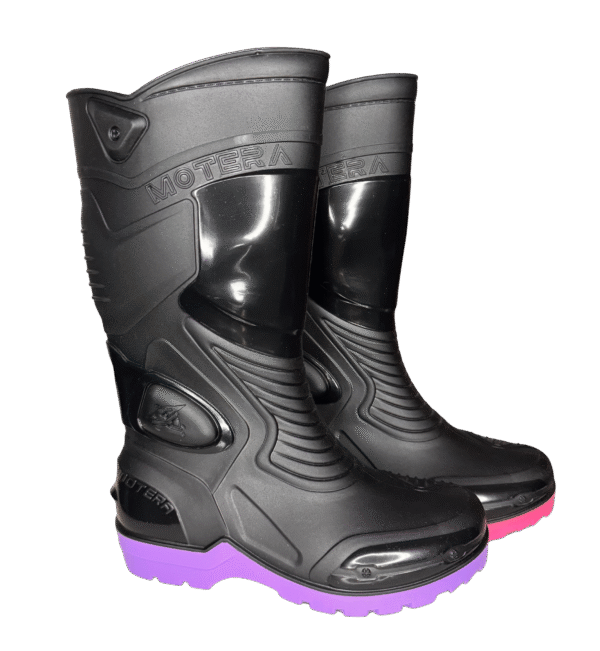 Bota Motera de agua negras con detalles morados.